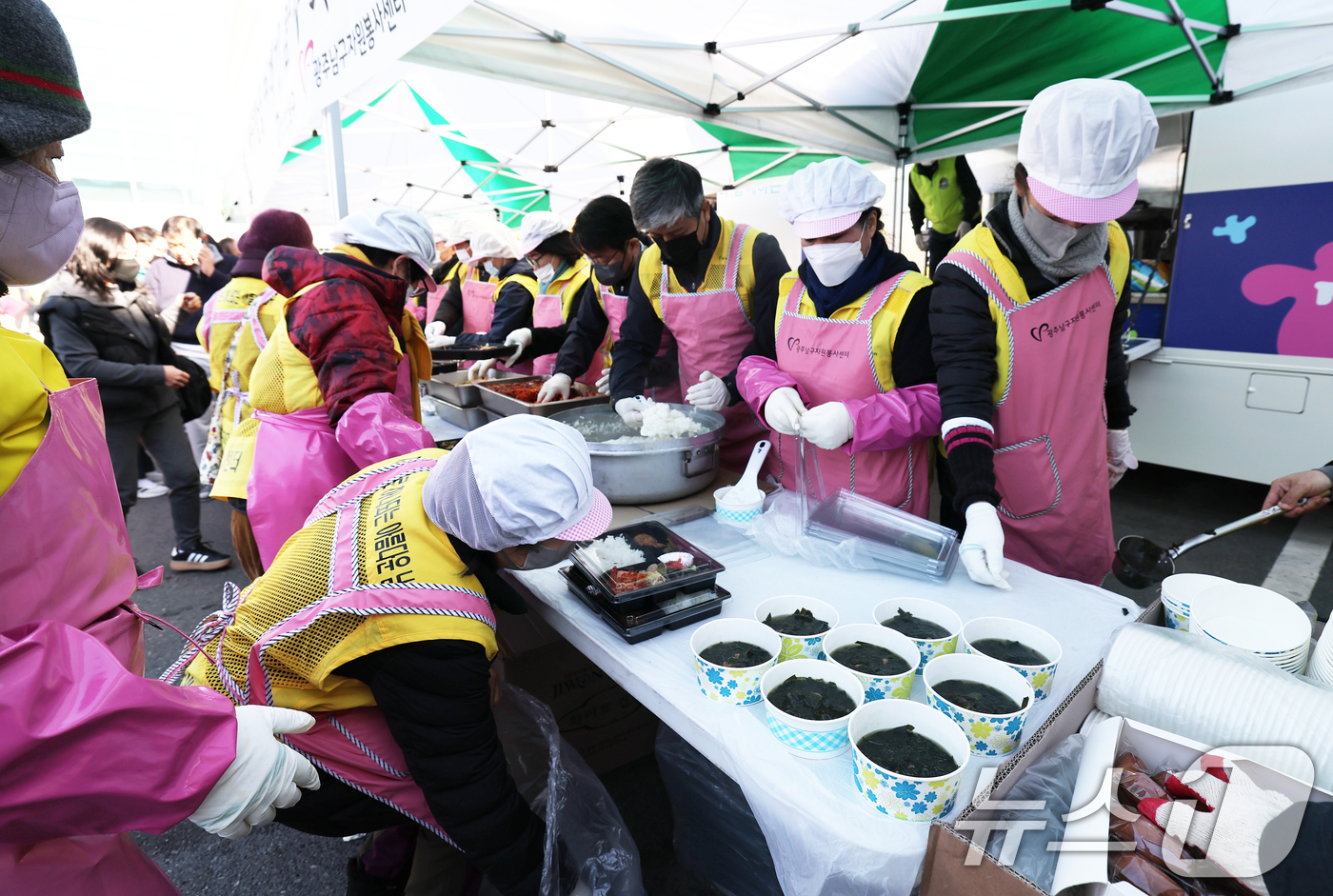 (무안=뉴스1) 오대일 기자 = 무안 제주항공 여객기 참사 일주일째를 맞은 4일 전남 무안국제공항 주차장에서 광주남구자원봉사센터 회원들이 유족과 자원봉사자들을 위한 급식 봉사를 하 …