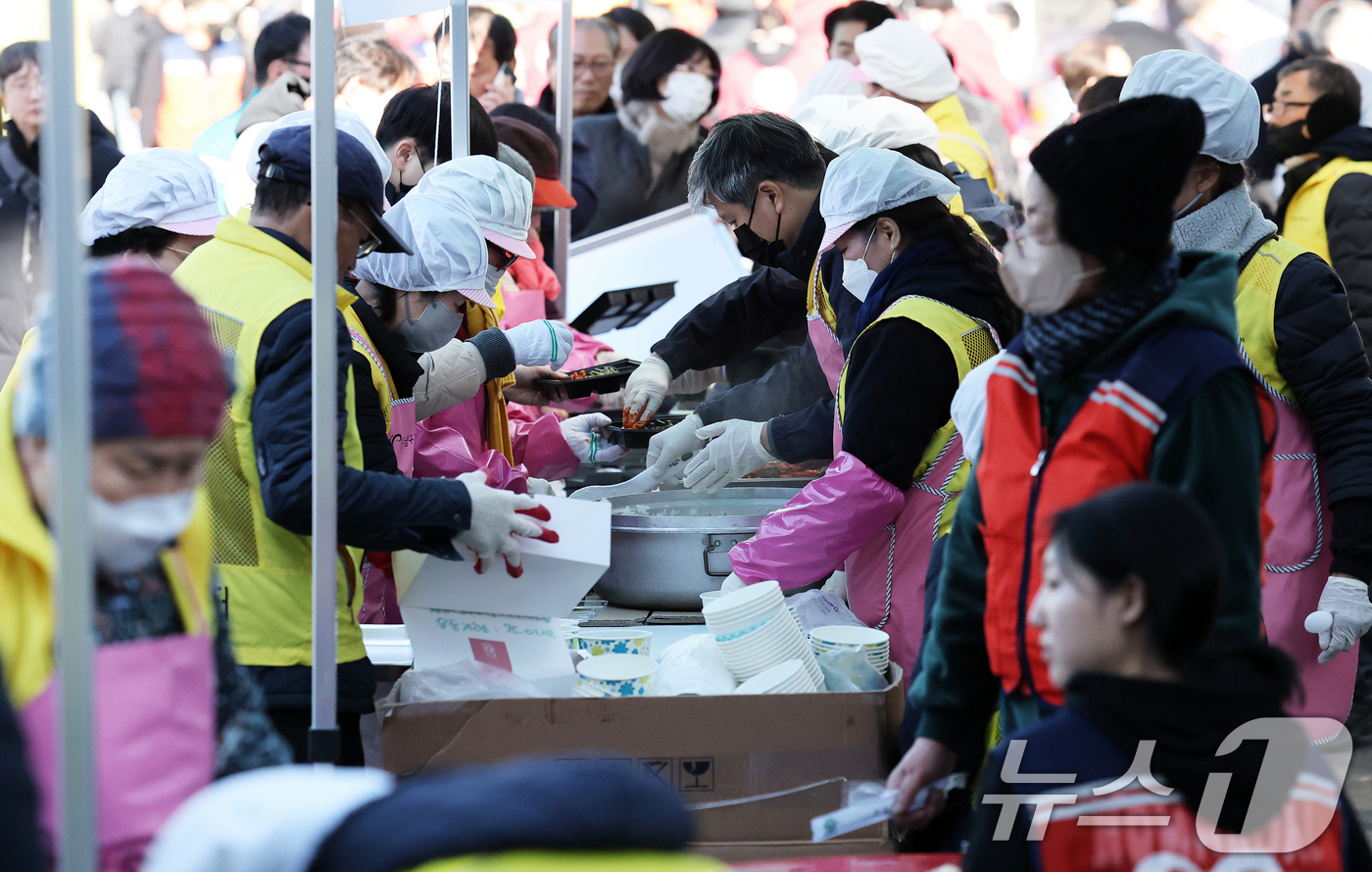 (무안=뉴스1) 오대일 기자 = 무안 제주항공 여객기 참사 일주일째를 맞은 4일 전남 무안국제공항 주차장에서 광주남구자원봉사센터 회원들이 급식 봉사를 하고 있다. 2025.1.4/ …