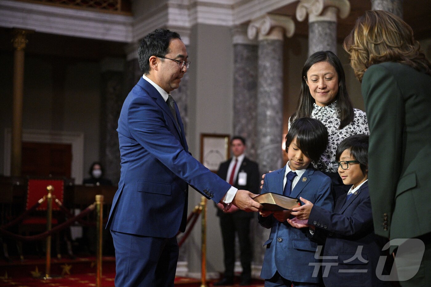 본문 이미지 - 한국계로는 처음으로 미국 연방 상원에 진출한 민주당 소속 앤디 김 의원&#40;42·뉴저지&#41;이 3일&#40;현지시간&#41; 제119대 미 의회 개원일에 가족들이 지켜보는 가운데 취임 선서를 했다. 2025.1.3. ⓒ 로이터=뉴스1 ⓒ News1 조소영 기자