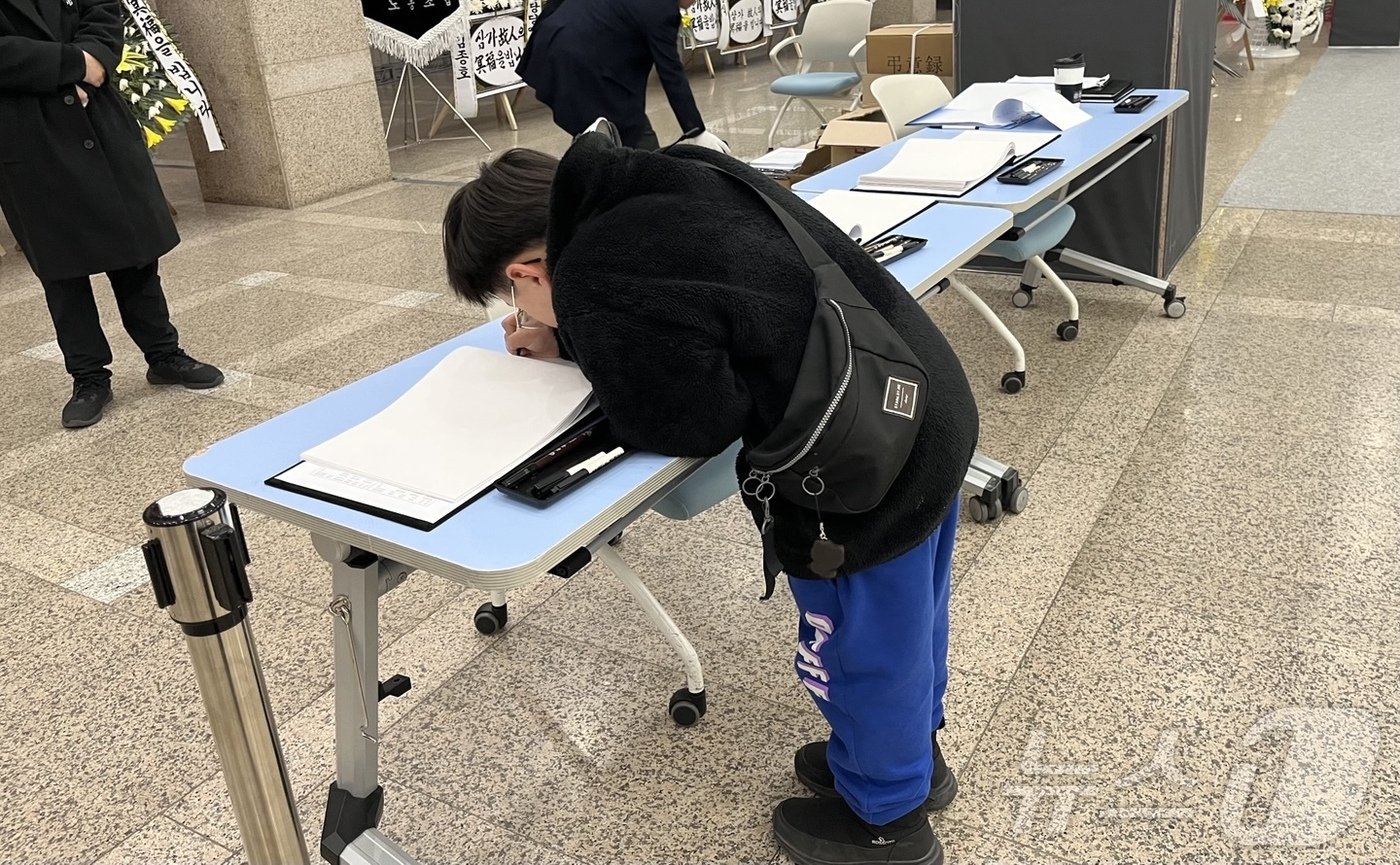 본문 이미지 - 4일 오전 부산지역 합동분향소를 찾은 김도윤군이 조문록을 작성하고 있다.2025.1.4/뉴스1 ⓒ News1 장광일 기자