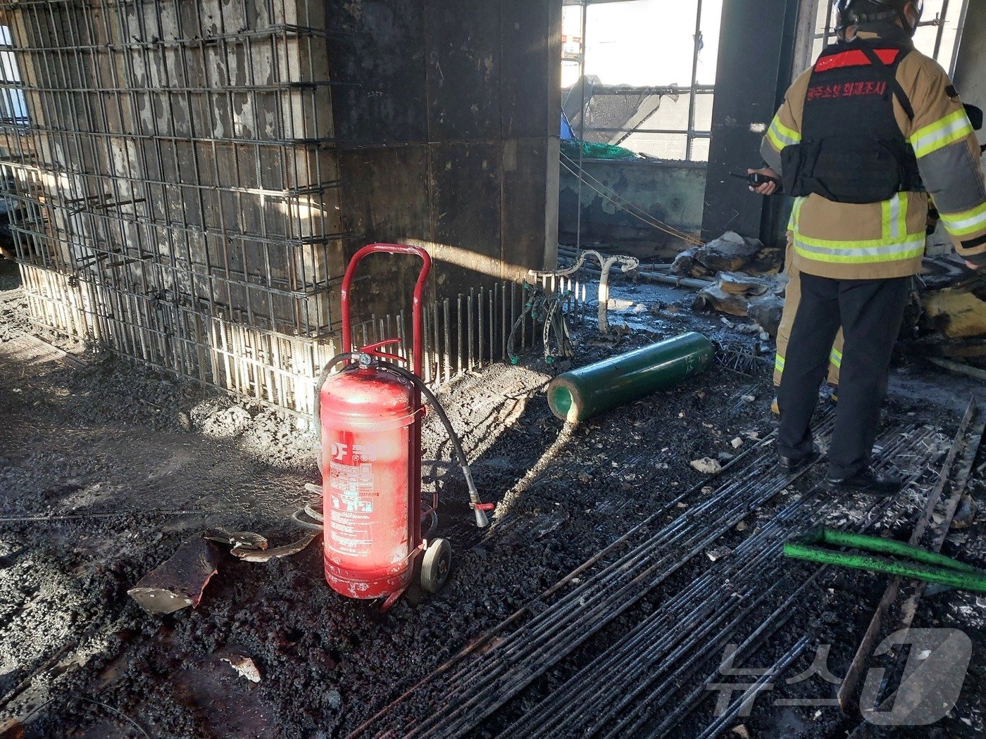 4일 오전 광주 동구 광산동 옛 전남도청 복원 공사 현장에 불이 나 소방당국이 화재 원인을 조사하고 있다. &#40;광주 동부소방 제공&#41; 2025.1.4/뉴스1 ⓒ News1 박지현 기자