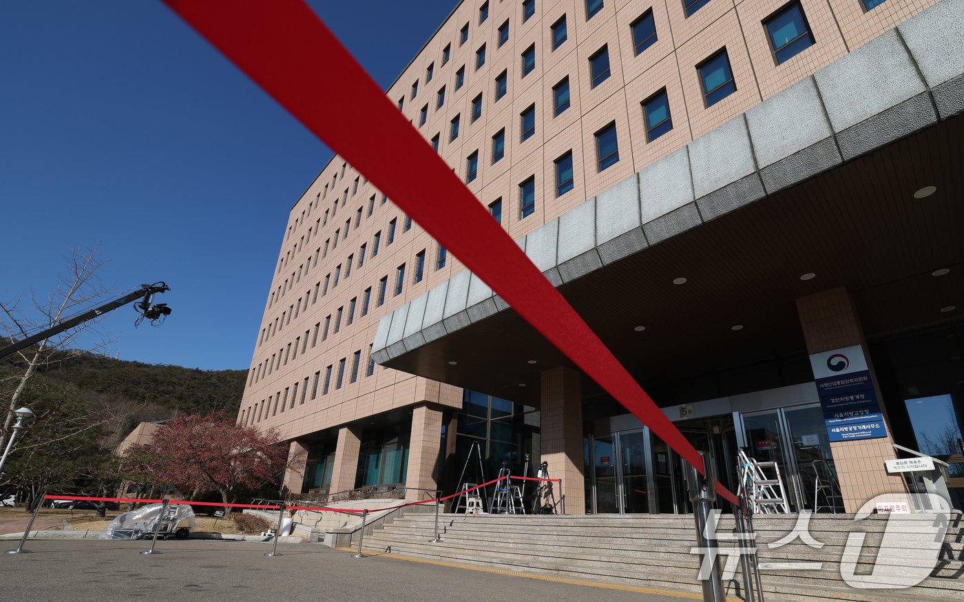 본문 이미지 - 윤석열 대통령의 체포영장 유효기간을 이틀 앞둔 4일 오전 경기 과천시 정부과천청사 고위공직자범죄수사처(공수처) 앞이 적막한 모습을 보이고 있다. 2025.1.4/뉴스1 ⓒ News1 김영운 기자