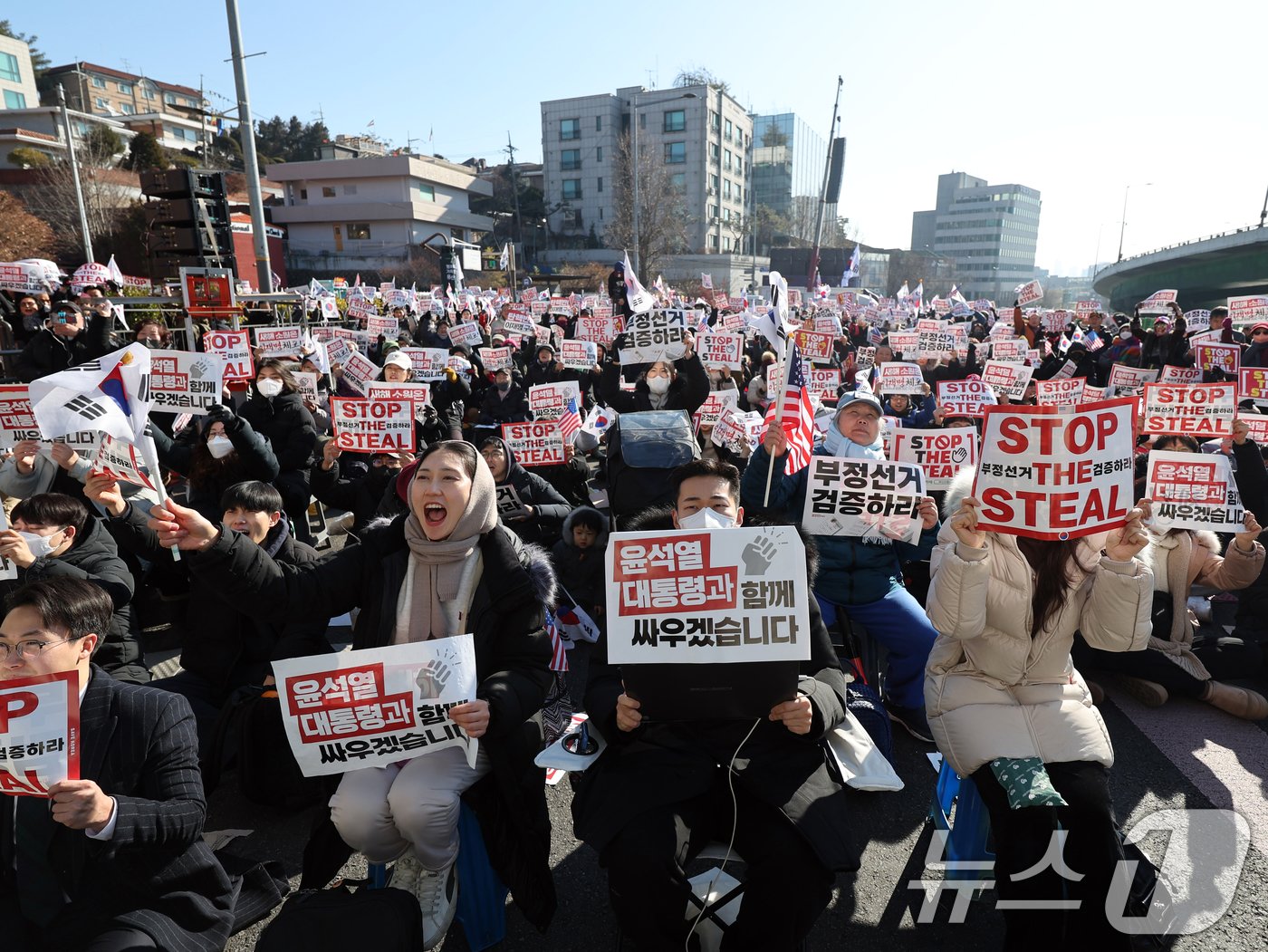 4일 오전 서울 용산구 대통령 관저 인근에서 보수단체 회원들이 윤석열 대통령 지지·응원 집회를 하고 있다. 2025.1.4/뉴스1 ⓒ News1 황기선 기자