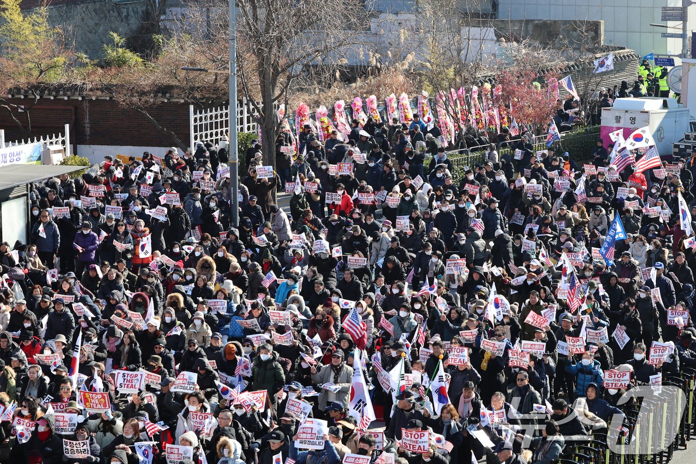 4일 오전 서울 용산구 대통령 관저 인근에서 보수단체 회원들이 윤석열 대통령 지지·응원 집회를 하고 있다. 2025.1.4/뉴스1 ⓒ News1 황기선 기자