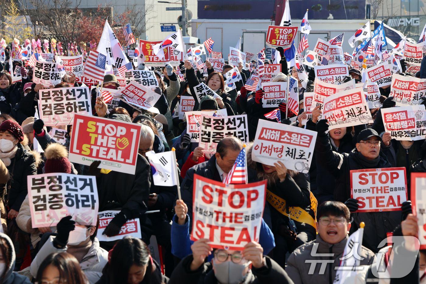 (서울=뉴스1) 황기선 기자 = 4일 오전 서울 용산구 대통령 관저 인근에서 보수단체 회원들이 윤석열 대통령 지지·응원 집회를 하고 있다. 2025.1.4/뉴스1