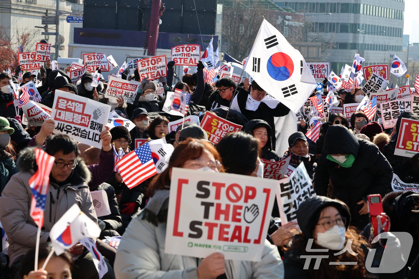 4일 오전 서울 용산구 대통령 관저 인근에서 보수단체 회원들이 윤석열 대통령 지지·응원 집회를 하고 있다. 2025.1.4/뉴스1 ⓒ News1 황기선 기자