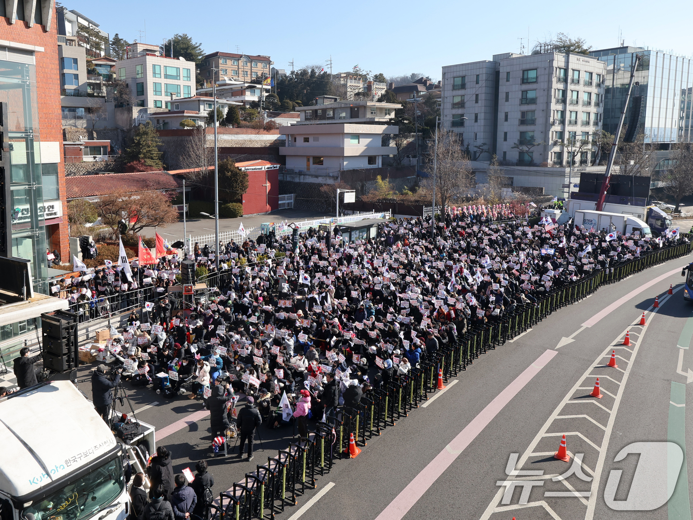 (서울=뉴스1) 황기선 기자 = 4일 오전 서울 용산구 대통령 관저 인근에서 보수단체 회원들이 윤석열 대통령 지지·응원 집회를 하고 있다. 2025.1.4/뉴스1