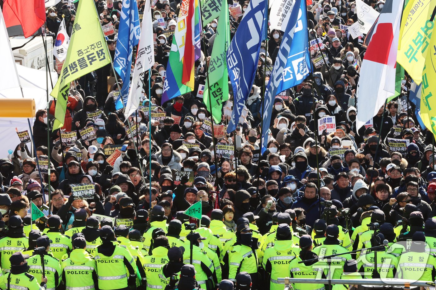 4일 서울 용산구 대통령 관저 인근에서 윤석열 대통령 체포·탄핵 찬성 집회에 나선 민주노총 등 진보단체 회원들이 관저 방향으로 행진을 시도하자 경찰이 제지하고 있다. 2025.1.4/뉴스1 ⓒ News1 황기선 기자