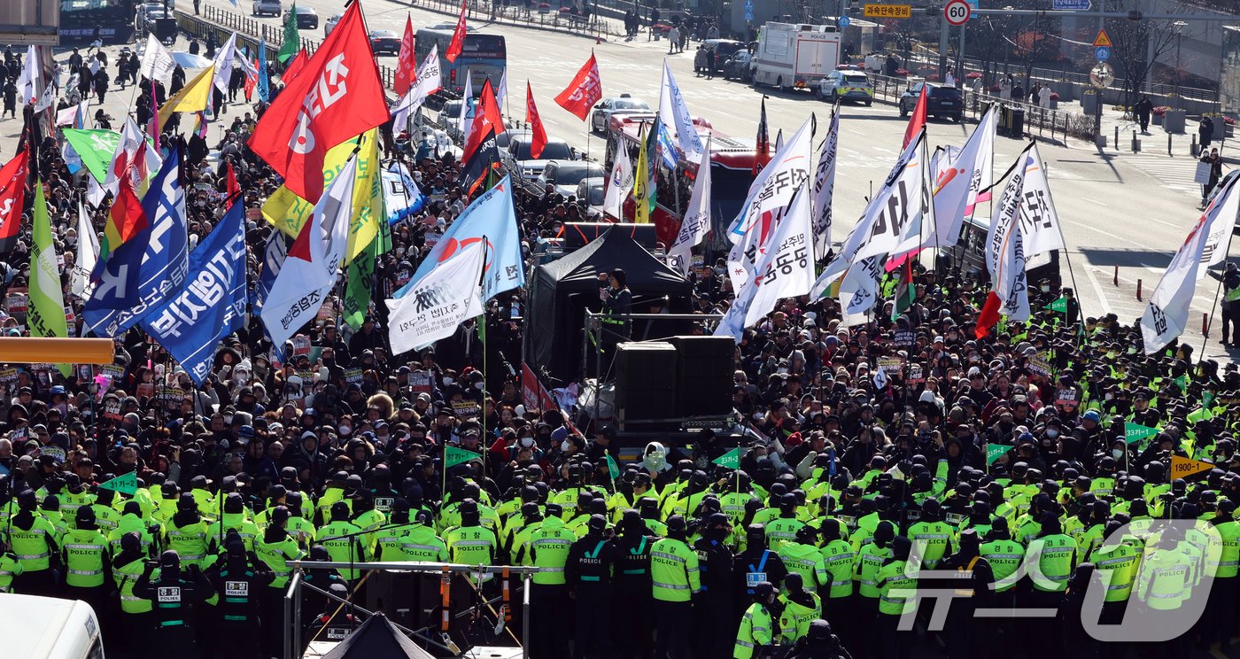 본문 이미지 - 4일 서울 용산구 대통령 관저 인근에서 윤석열 대통령 체포·탄핵 찬성 집회에 나선 민주노총 등 진보단체 회원들이 관저 방향으로 행진을 시도하자 경찰이 제지하고 있다. 2025.1.4/뉴스1 ⓒ News1 황기선 기자