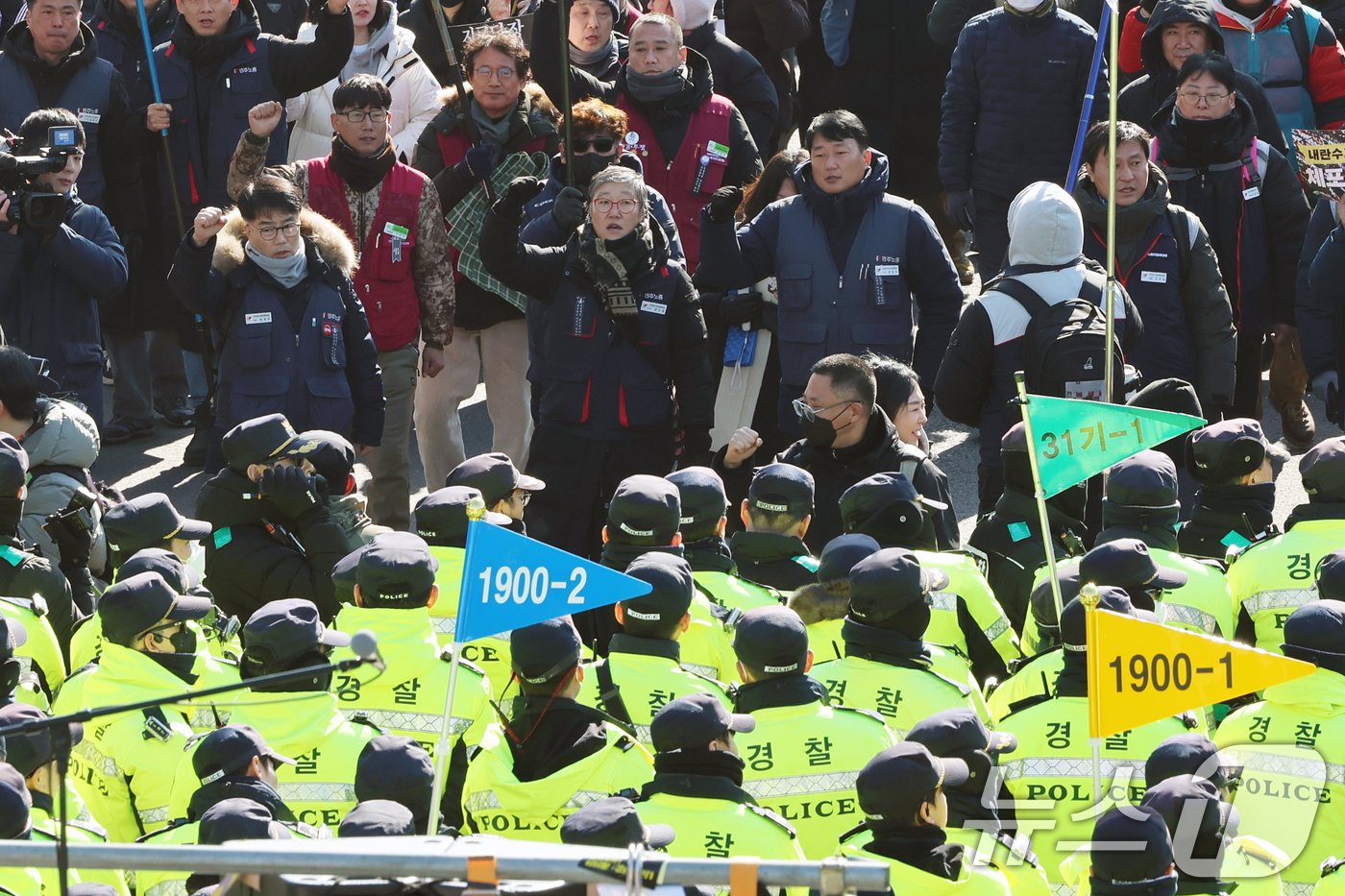 본문 이미지 - 4일 서울 용산구 대통령 관저 인근에서 윤석열 대통령 체포·탄핵 찬성 집회에 나선 민주노총 등 진보단체 회원들이 관저 방향으로 행진을 시도하자 경찰이 제지하고 있다. 2025.1.4/뉴스1 ⓒ News1 황기선 기자