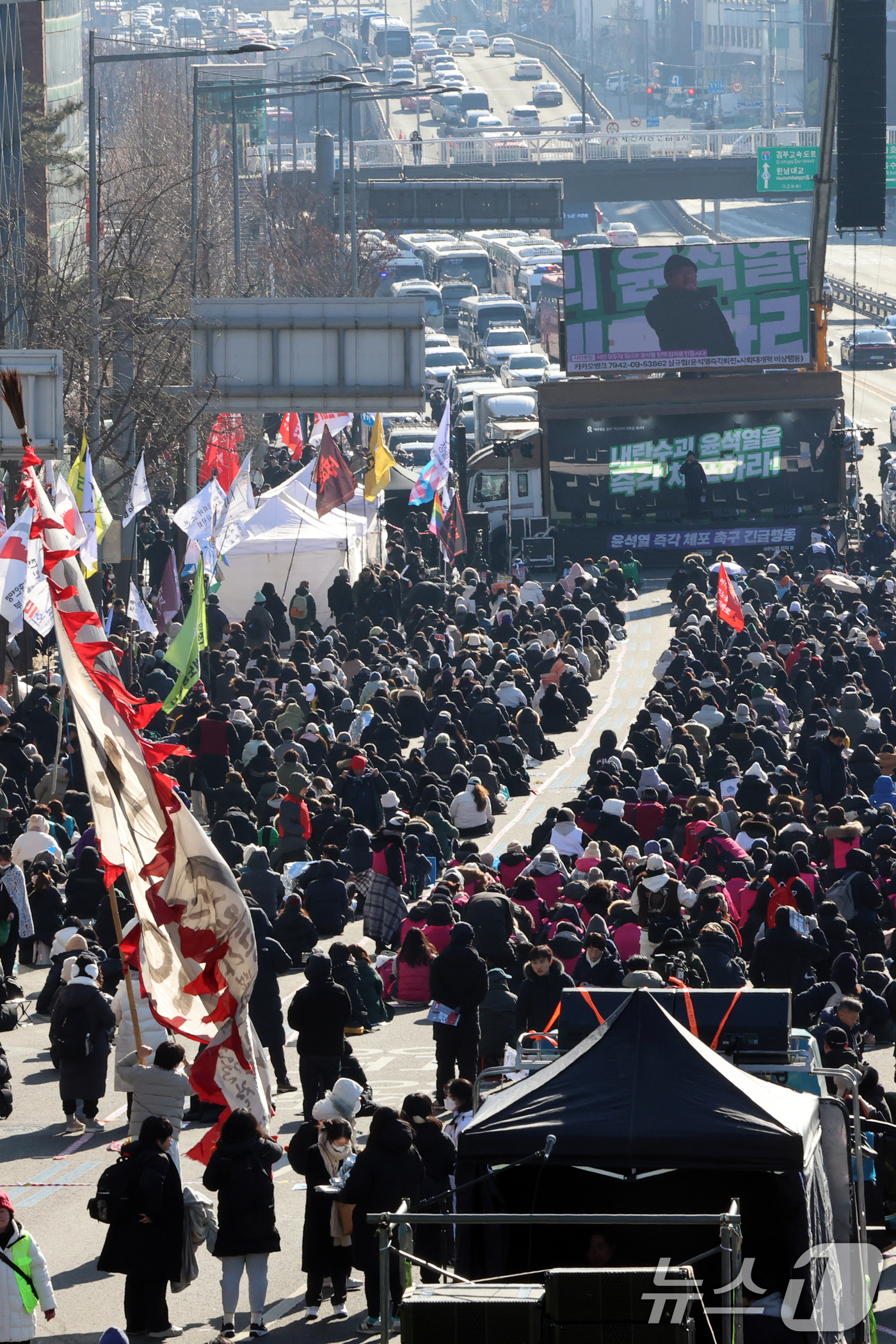 (서울=뉴스1) 황기선 기자 = 4일 서울 용산구 대통령 관저 인근에서 민주노총 등 진보단체 회원들이 윤석열 대통령 체포·탄핵 찬성 집회를 하고 있다. 2025.1.4/뉴스1