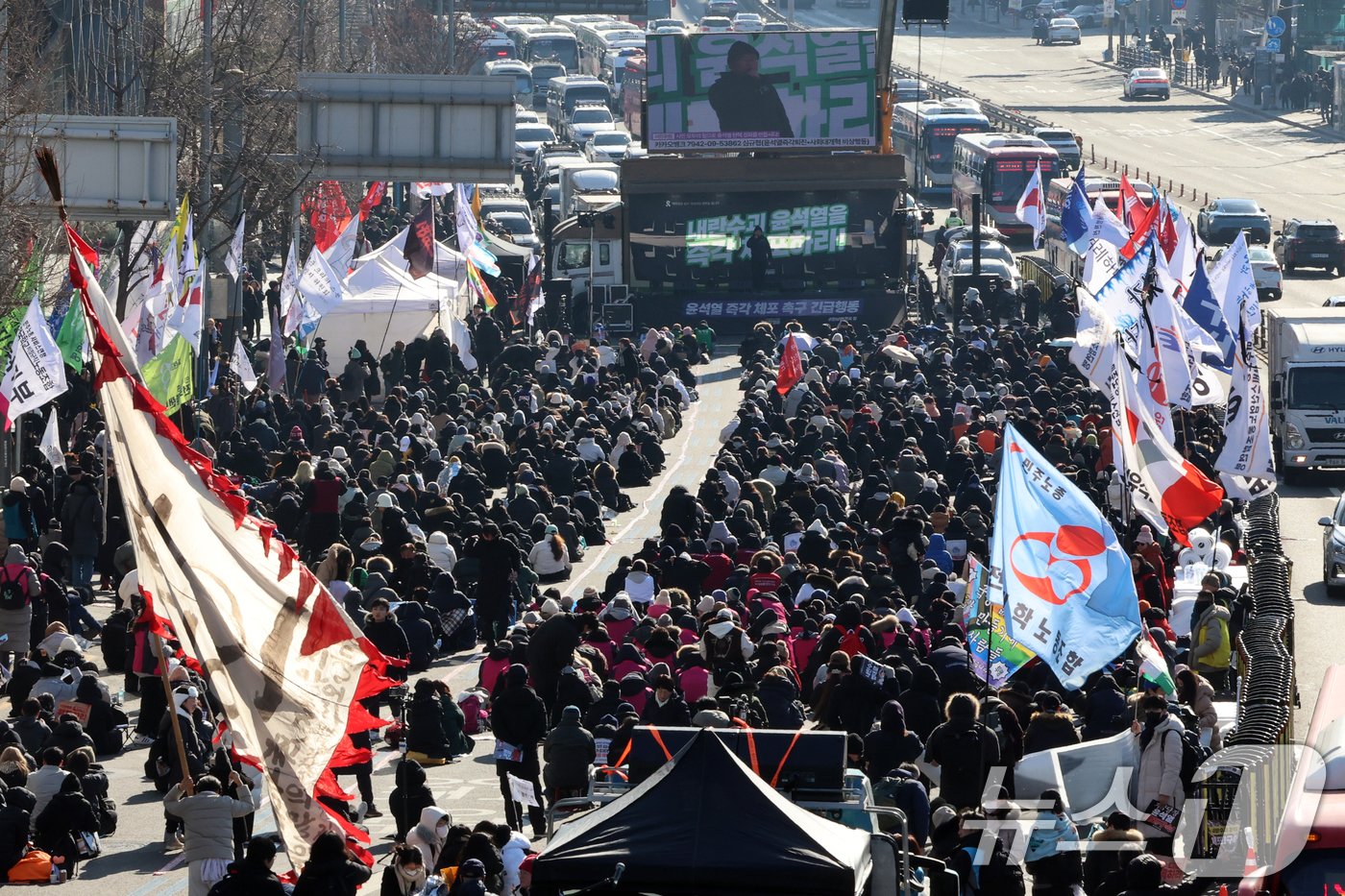 4일 서울 용산구 대통령 관저 인근에서 민주노총 등 진보단체 회원들이 윤석열 대통령 체포·탄핵 찬성 집회를 하고 있다. 2025.1.4/뉴스1 ⓒ News1 황기선 기자