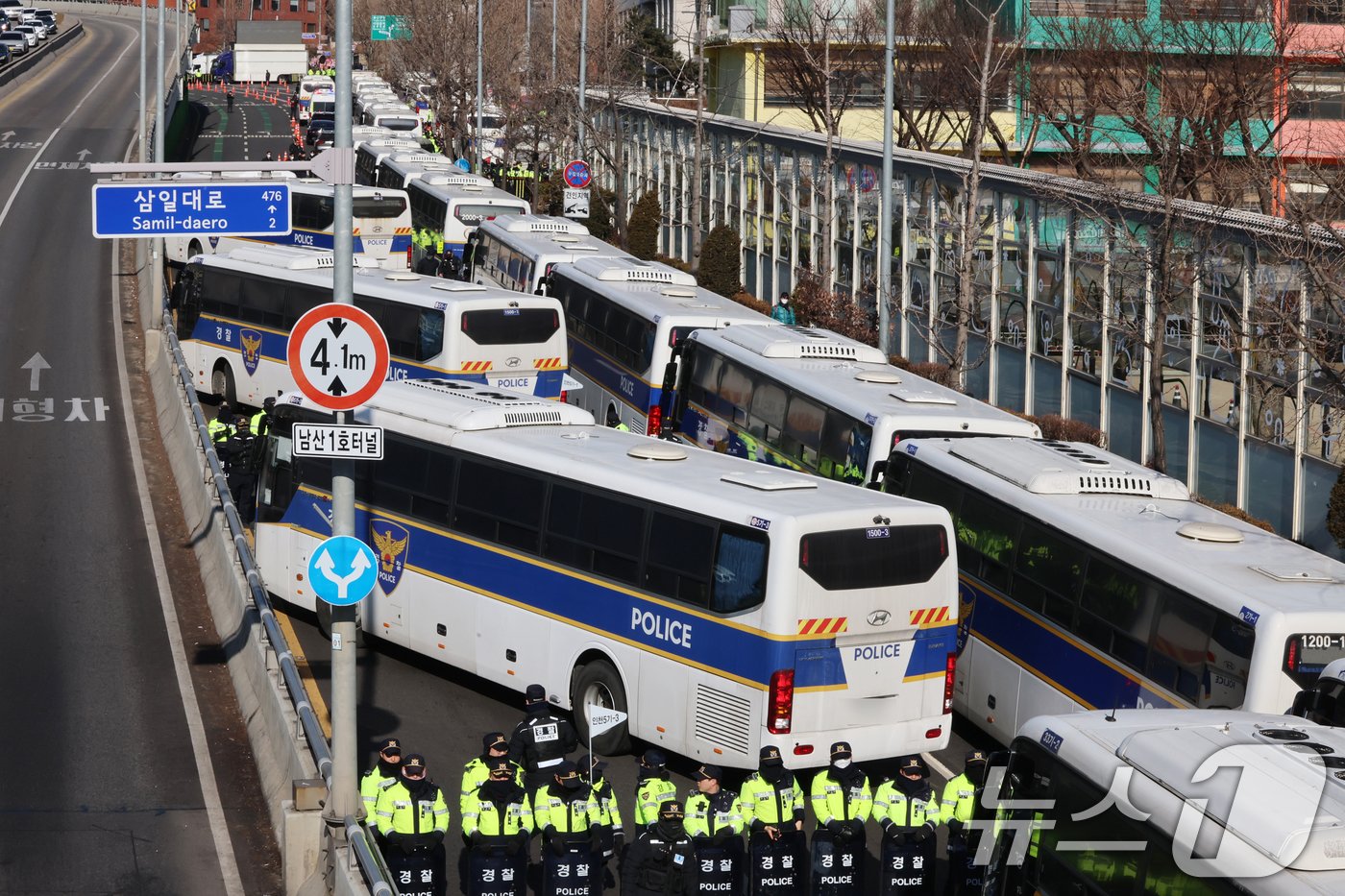 4일 서울 용산구 대통령 관저 인근에서 경찰이 도로를 통제하고 있다. 2025.1.4/뉴스1 ⓒ News1 황기선 기자