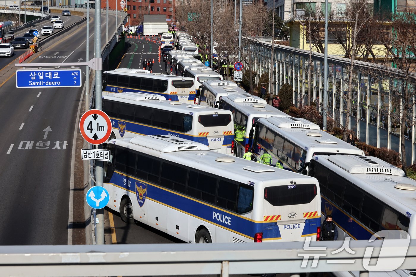 본문 이미지 - 4일 서울 용산구 대통령 관저 인근에서 경찰이 도로를 통제하고 있다. 2025.1.4/뉴스1 ⓒ News1 황기선 기자