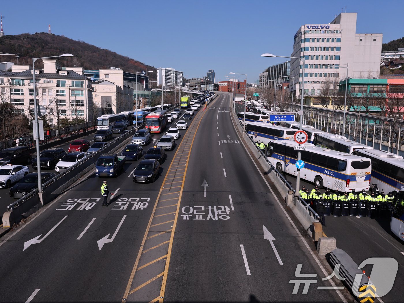 본문 이미지 - 4일 서울 용산구 대통령 관저 인근에서 경찰이 도로를 통제하고 있다. 2025.1.4/뉴스1 ⓒ News1 황기선 기자