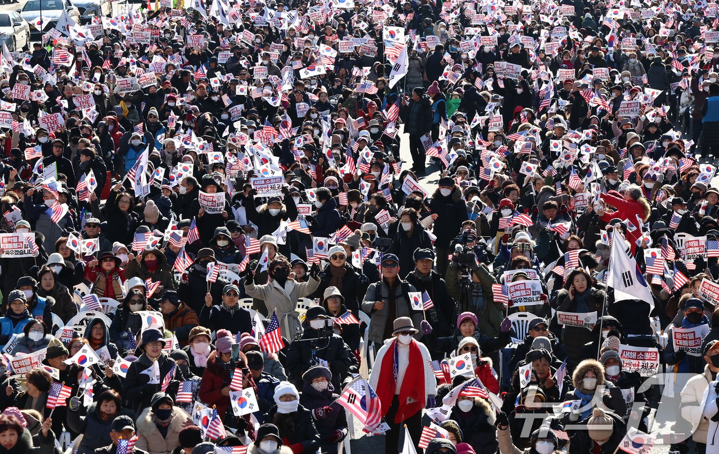 본문 이미지 - 4일 오후 서울 광화문 일대에서 열린 대한민국바로세우기국민운동본부 주최 &#39;윤석열 대통령 탄핵반대 국민대회&#39;에서 참가자들이 구호를 외치고 있다. 2025.1.4/뉴스1 ⓒ News1 김도우 기자