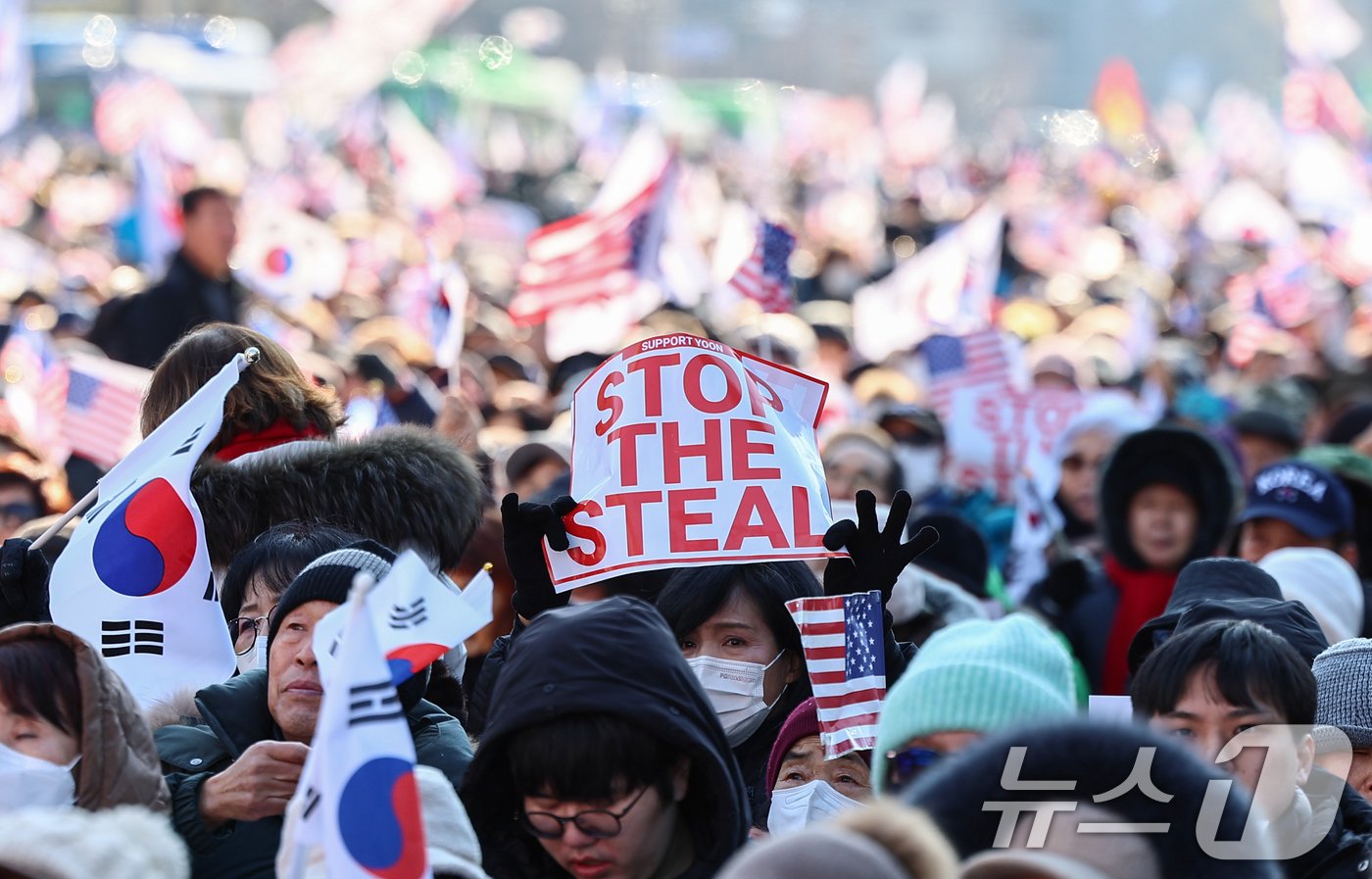 본문 이미지 - 4일 오후 서울 광화문 일대에서 열린 대한민국바로세우기국민운동본부 주최 '윤석열 대통령 탄핵반대 국민대회'에서 참가자들이 구호를 외치고 있다. 2025.1.4/뉴스1 ⓒ News1 김도우 기자