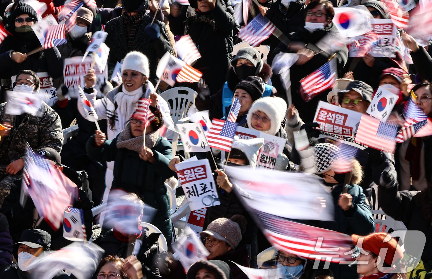 본문 이미지 - 4일 오후 서울 광화문 일대에서 열린 대한민국바로세우기국민운동본부 주최 &#39;윤석열 대통령 탄핵반대 국민대회&#39;에서 참가자들이 구호를 외치고 있다. 2025.1.4/뉴스1 ⓒ News1 김도우 기자