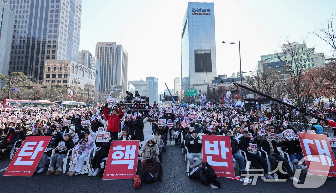 본문 이미지 - 4일 오후 서울 광화문 일대에서 열린 대한민국바로세우기국민운동본부 주최 &#39;윤석열 대통령 탄핵반대 국민대회&#39;에서 참가자들이 구호를 외치고 있다. 2025.1.4/뉴스1 ⓒ News1 김도우 기자