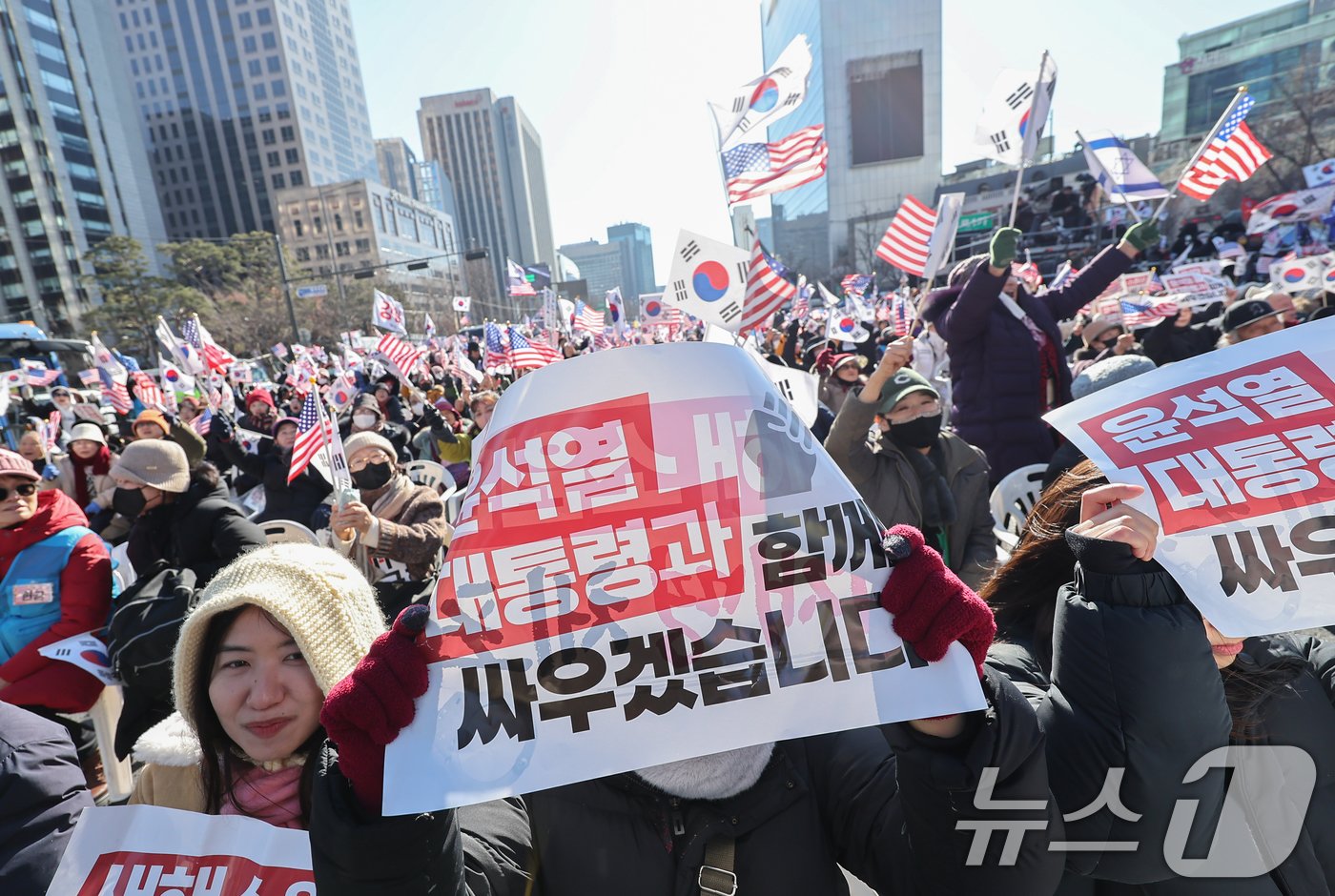 4일 오후 서울 광화문 일대에서 열린 대한민국바로세우기국민운동본부 주최 &#39;윤석열 대통령 탄핵반대 국민대회&#39;에서 참가자들이 구호를 외치고 있다. 2025.1.4/뉴스1 ⓒ News1 김도우 기자