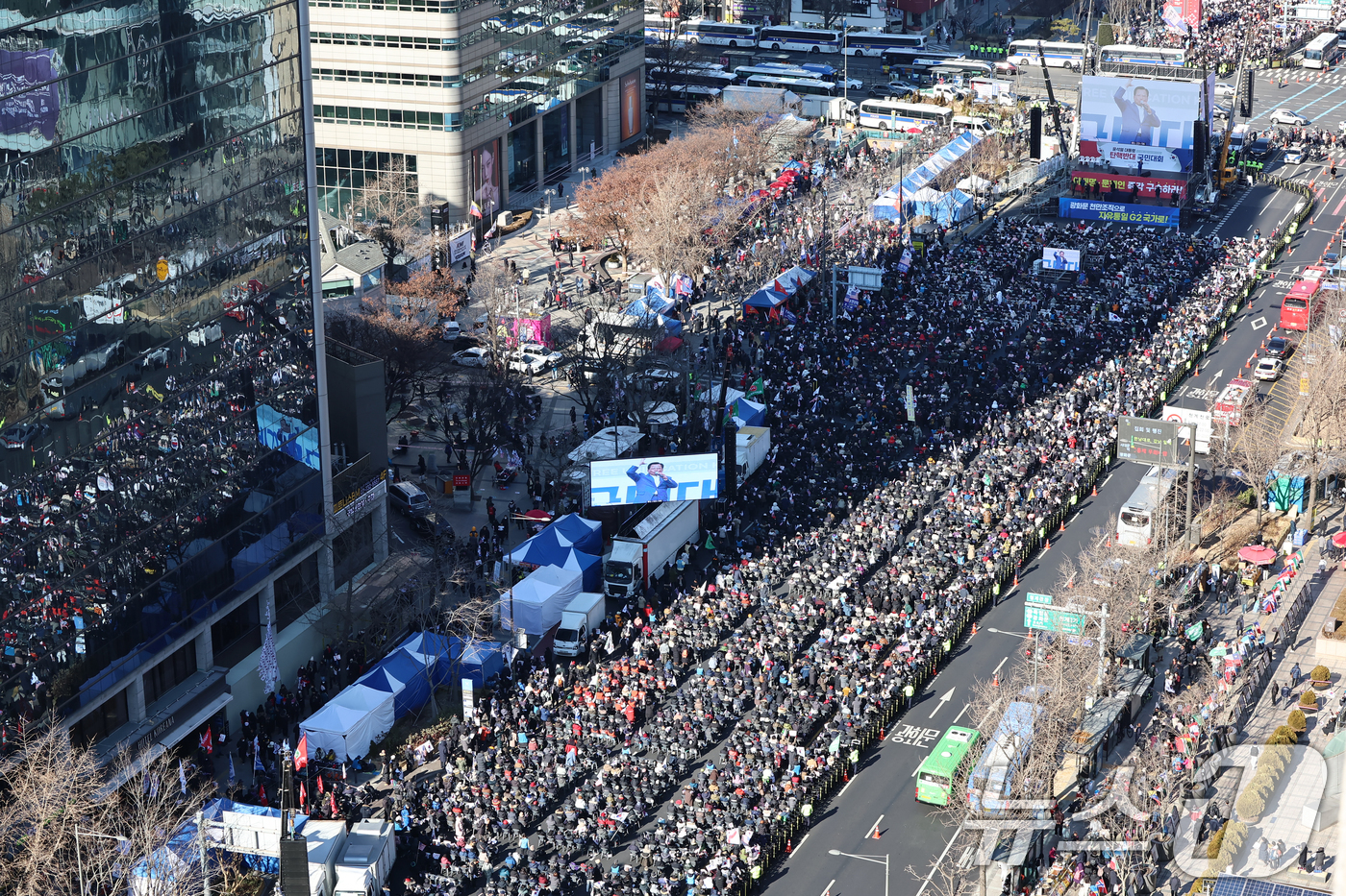 (서울=뉴스1) 김도우 기자 = 4일 오후 서울 광화문 일대에서 열린 대한민국바로세우기국민운동본부 주최 '윤석열 대통령 탄핵반대 국민대회'에서 참가자들이 구호를 외치고 있다. 20 …