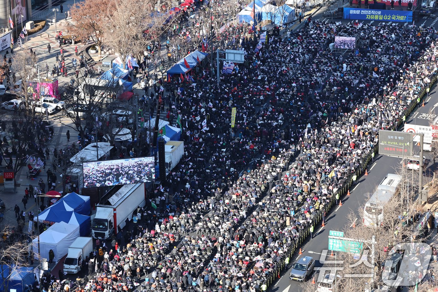 4일 오후 서울 광화문 일대에서 열린 대한민국바로세우기국민운동본부 주최 &#39;윤석열 대통령 탄핵반대 국민대회&#39;에서 참가자들이 구호를 외치고 있다. 2025.1.4/뉴스1 ⓒ News1 김도우 기자