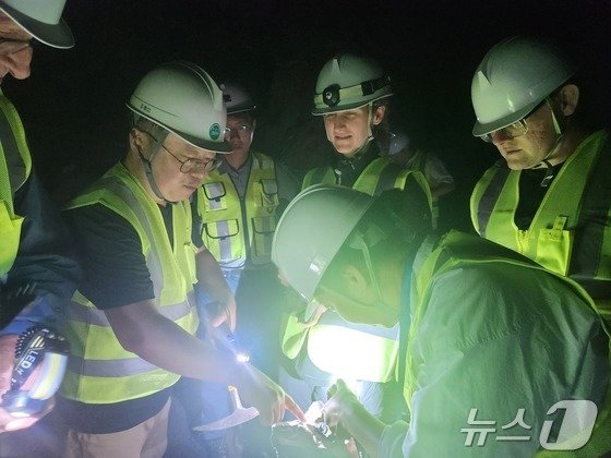 본문 이미지 - 각국 지질학자들이 지난해 9월 2일 강원 영월군 상동읍의 텅스텐광산인 상동광산을 살펴보고 있다. &#40;뉴스1 DB&#41;