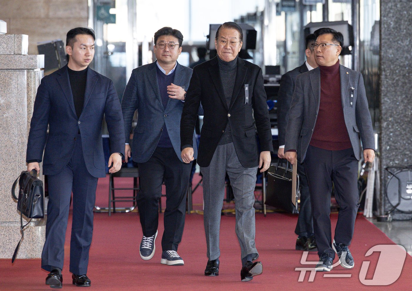 본문 이미지 - 권영세 국민의힘 비상대책위원장이 4일 오후 서울 여의도 국회에서 열린 비상의원총회에 참석하고 있다. 2025.1.4/뉴스1 ⓒ News1 이재명 기자