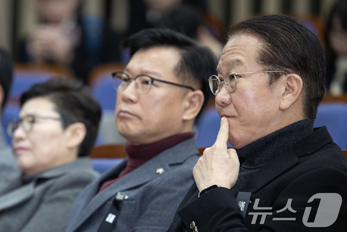 본문 이미지 - 권영세 국민의힘 비상대책위원장이 4일 오후 서울 여의도 국회에서 열린 비상의원총회에서 잠시 생각에 잠겨 있다. 2025.1.4/뉴스1 ⓒ News1 이재명 기자