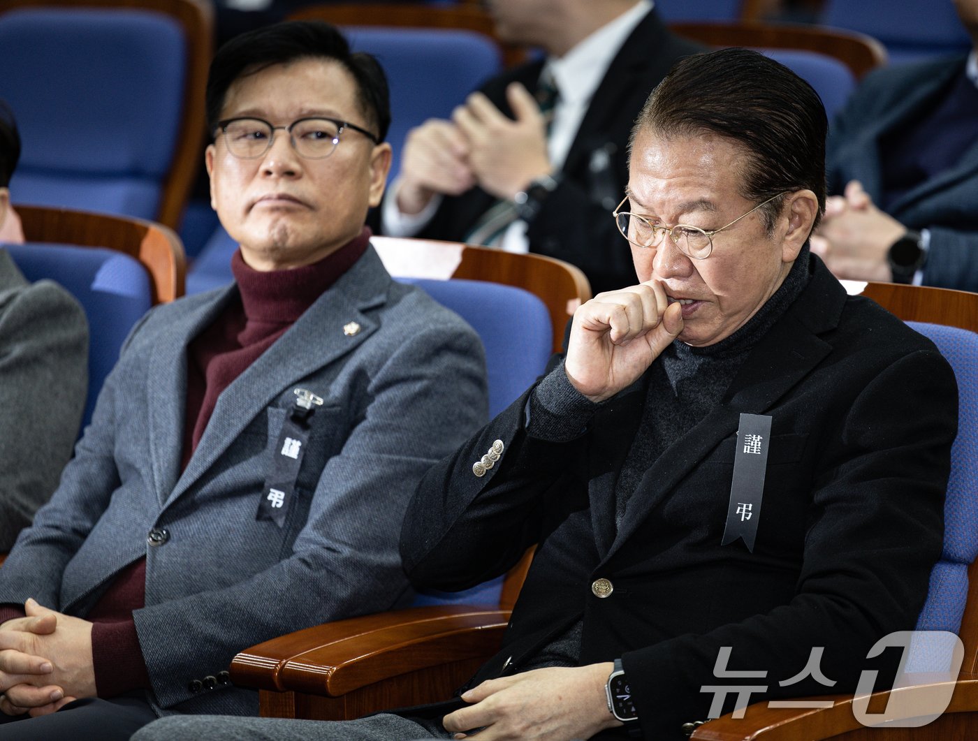 본문 이미지 - 권영세 국민의힘 비상대책위원장이 4일 오후 서울 여의도 국회에서 열린 비상의원총회에서 잠시 생각에 잠겨 있다. 2025.1.4/뉴스1 ⓒ News1 이재명 기자