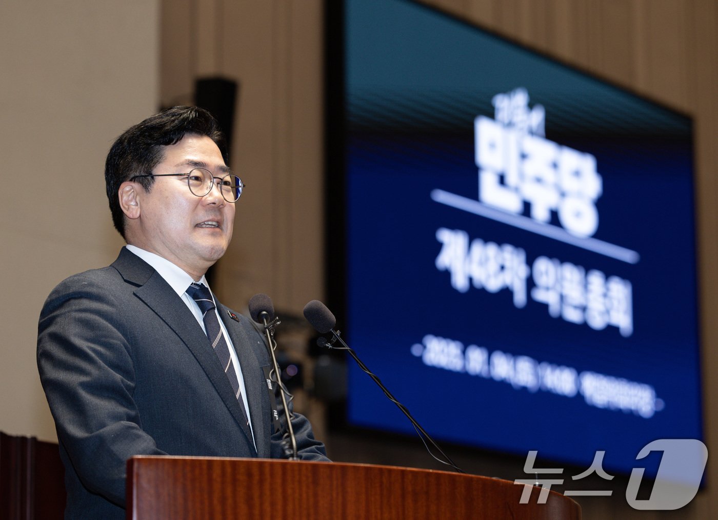 본문 이미지 - 박찬대 더불어민주당 원내대표가 4일 오후 서울 여의도 국회에서 열린 비상의원총회에서 발언을 하고 있다. 2025.1.4/뉴스1 ⓒ News1 이재명 기자