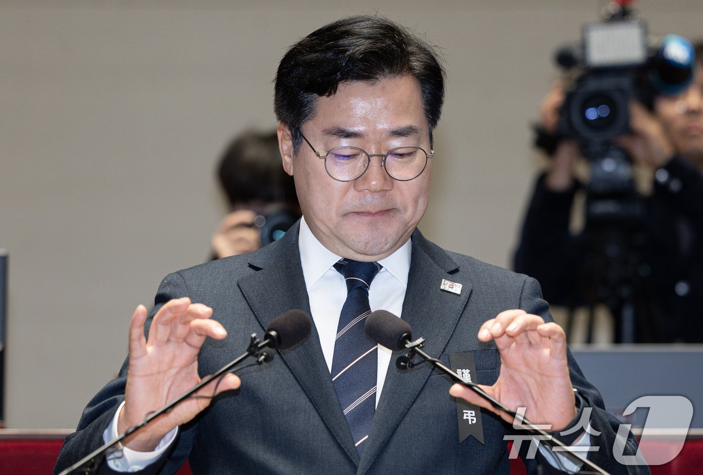 본문 이미지 - 박찬대 더불어민주당 원내대표가 4일 오후 서울 여의도 국회에서 열린 비상의원총회에서 발언을 하기 위해 마이크를 바로세우고 있다. 2025.1.4/뉴스1 ⓒ News1 이재명 기자