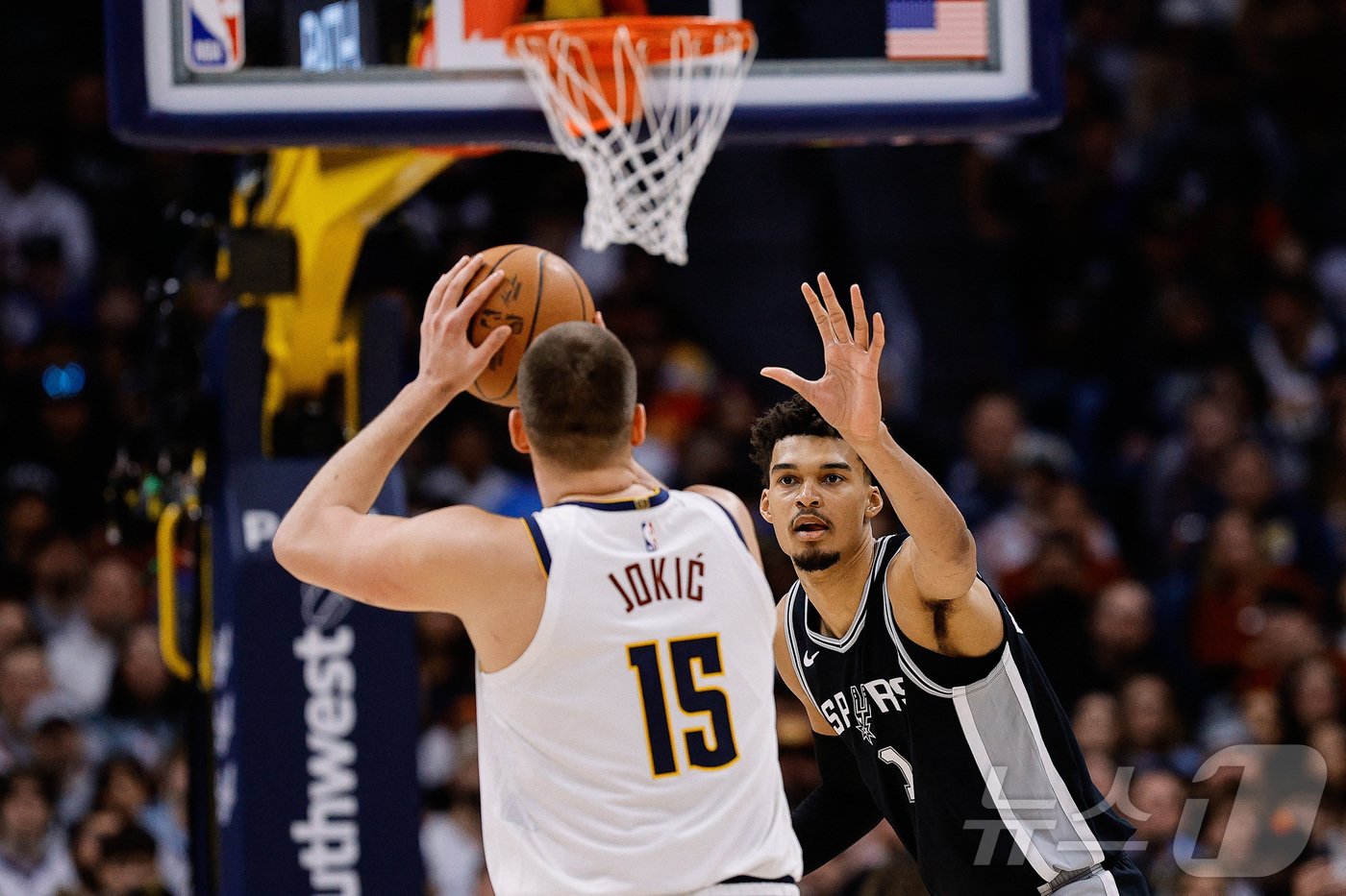 본문 이미지 - 샌안토니오 스퍼스의 빅터 웸반야마&#40;오른쪽&#41;가 4일&#40;한국시간&#41; 열린 2024-25 NBA 덴버 너기츠와 경기에서 니콜라 요키치에 판정승을 거뒀다. ⓒ 로이터=뉴스1