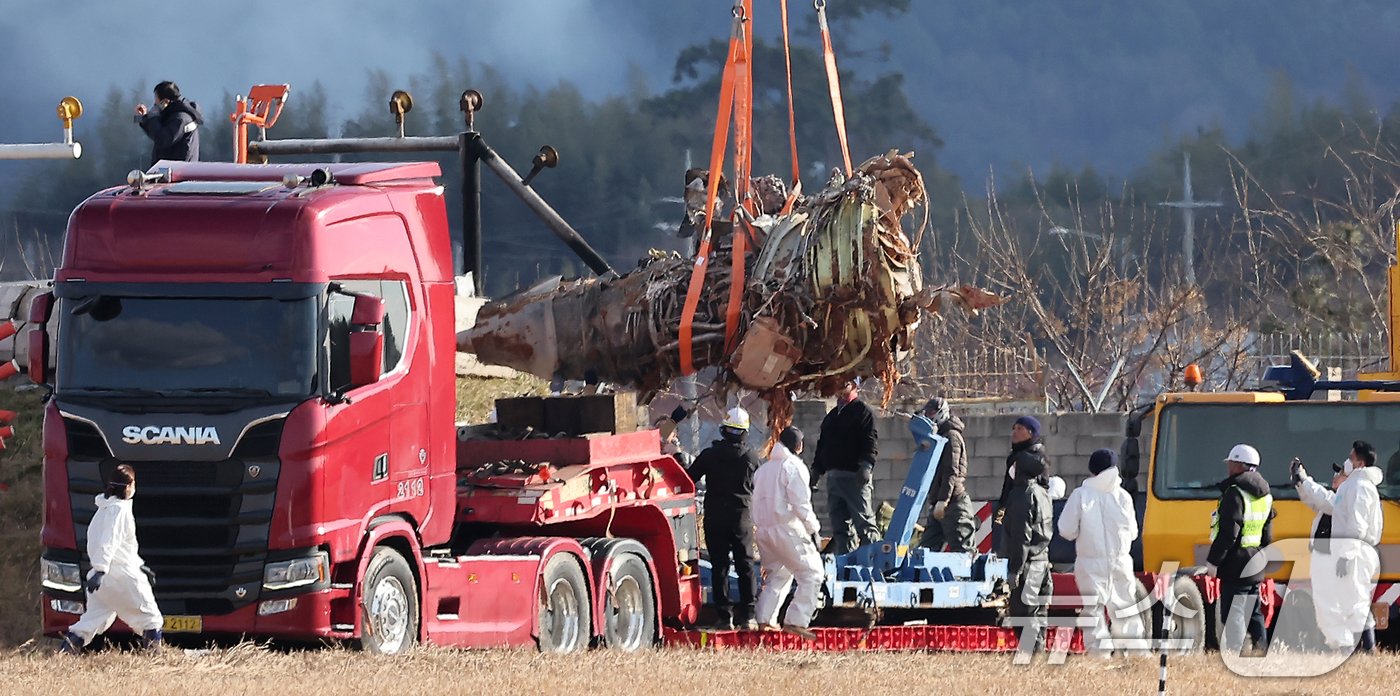 본문 이미지 - 제주항공 여객기 참사 7일째인 4일 오후 전남 무안국제공항 참사 현장에서 로컬라이저(방위각시설) 둔덕에 파묻힌 제주항공 7C2216편의 엔진이 트럭으로 옮겨지고 있다. 2025.1.4/뉴스1 ⓒ News1 김진환 기자