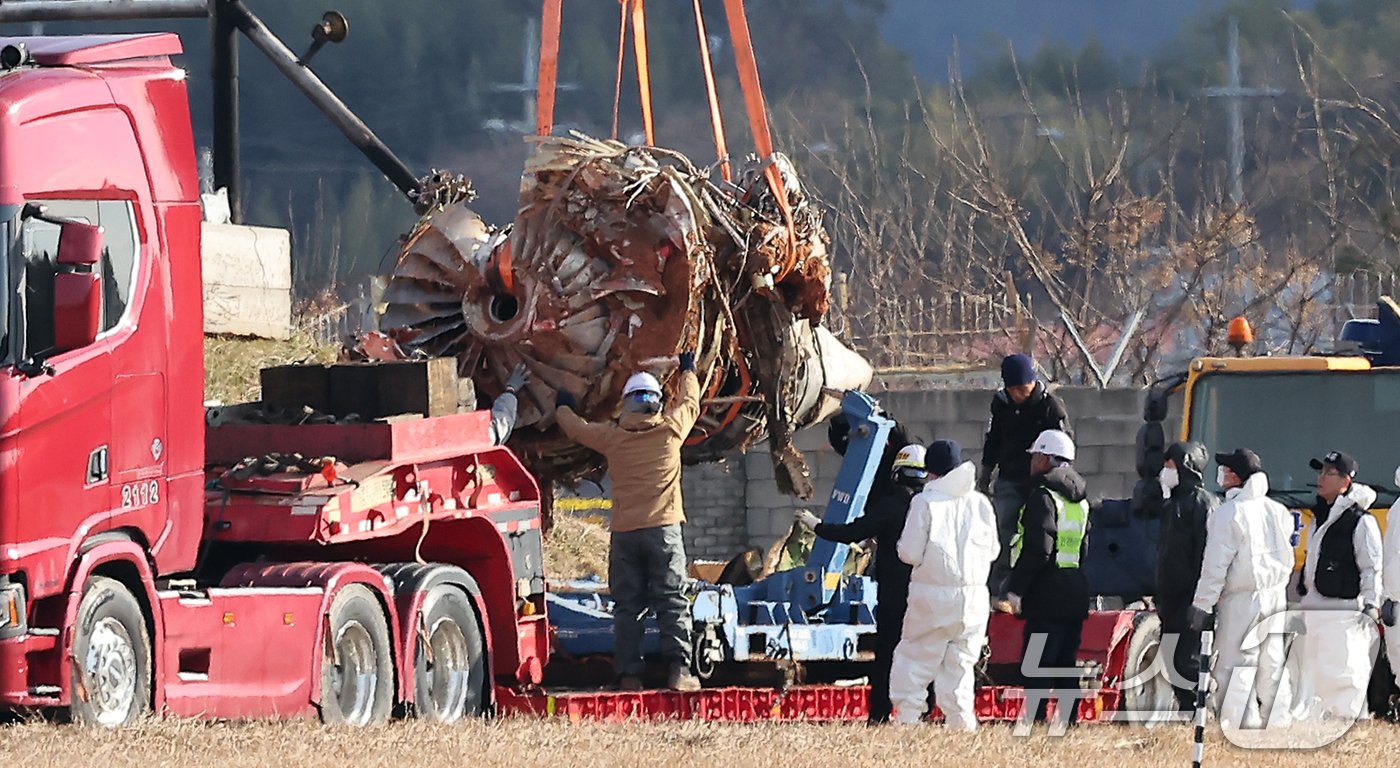 본문 이미지 - 제주항공 여객기 참사 7일째인 4일 오후 전남 무안국제공항 참사 현장에서 로컬라이저(방위각시설) 둔덕에 파묻힌 제주항공 7C2216편의 엔진이 트럭으로 옮겨지고 있다. 2025.1.4/뉴스1 ⓒ News1 김진환 기자