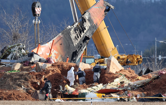 권익위 "무안공항 로컬라이저 기준 위반"…유가족 "정부 사과하라"