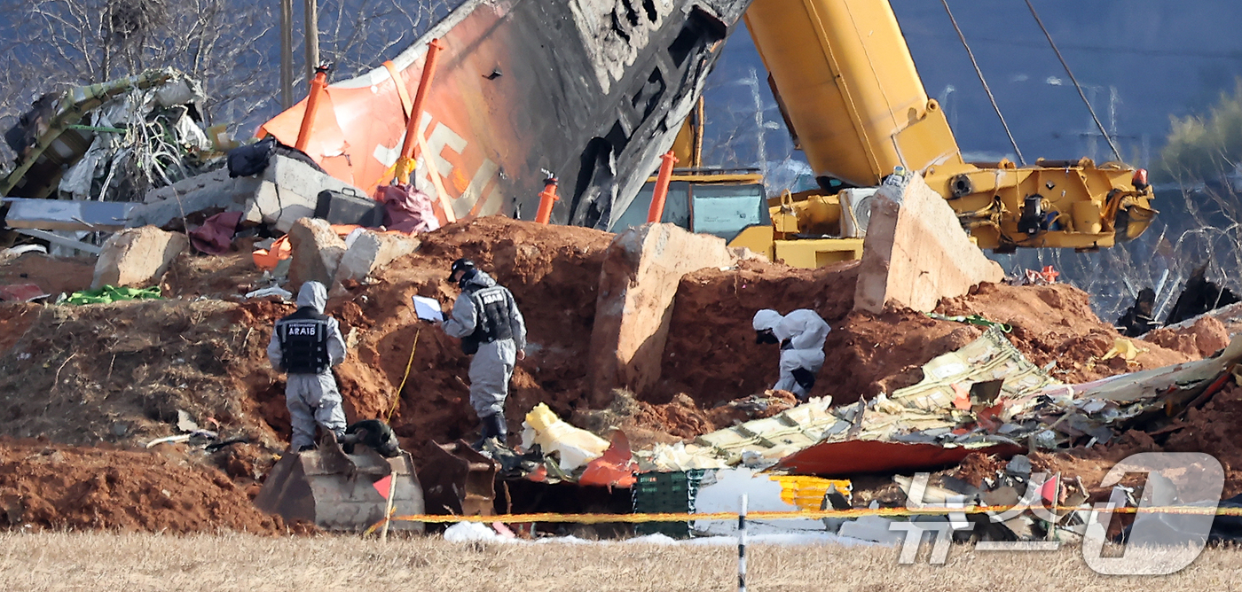 (무안=뉴스1) 김진환 기자 = 제주항공 여객기 참사 7일째인 4일 오후 전남 무안국제공항 참사 현장에서 항공·철도사고 조사위원회(ARAIB) 관계자들이 제주항공 7C2216편의 …