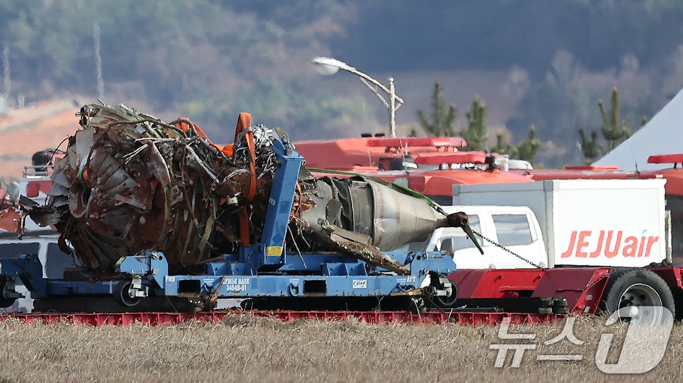 제주항공 여객기 참사 7일째인 4일 오후 전남 무안국제공항 참사 현장에서 로컬라이저&#40;방위각시설&#41; 둔덕에 파묻힌 제주항공 7C2216편의 엔진이 실린 트럭이 이동하고 있다. 2025.1.4/뉴스1 ⓒ News1 김진환 기자