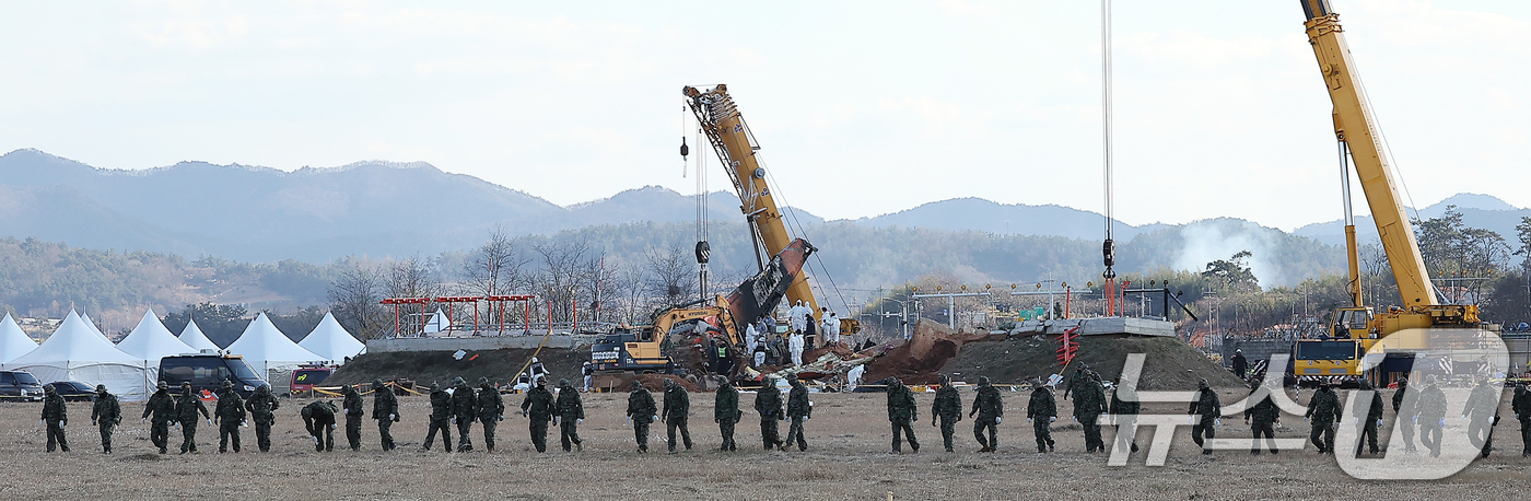 (무안=뉴스1) 김진환 기자 = 제주항공 여객기 참사 7일째인 4일 오후 전남 무안국제공항 참사 현장에서 특전사 대원들이 수색 작업을 펼치고 있다. 2025.1.4/뉴스1