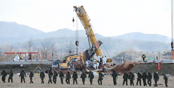 수색 작업과 엔진 인양 작업