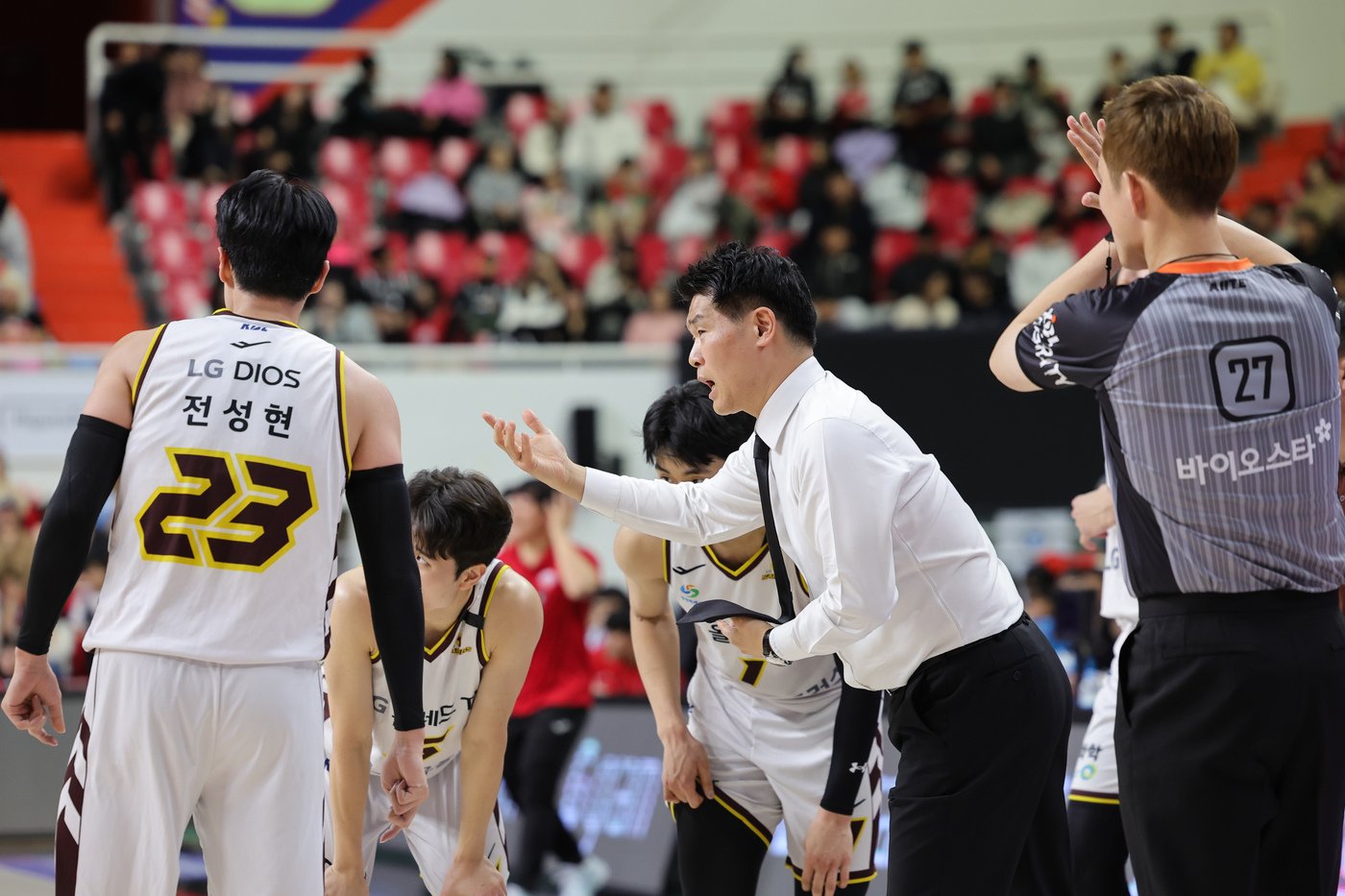 창원 LG의 조상현 감독&#40;오른쪽&#41;과 전성현. &#40;KBL 제공&#41;