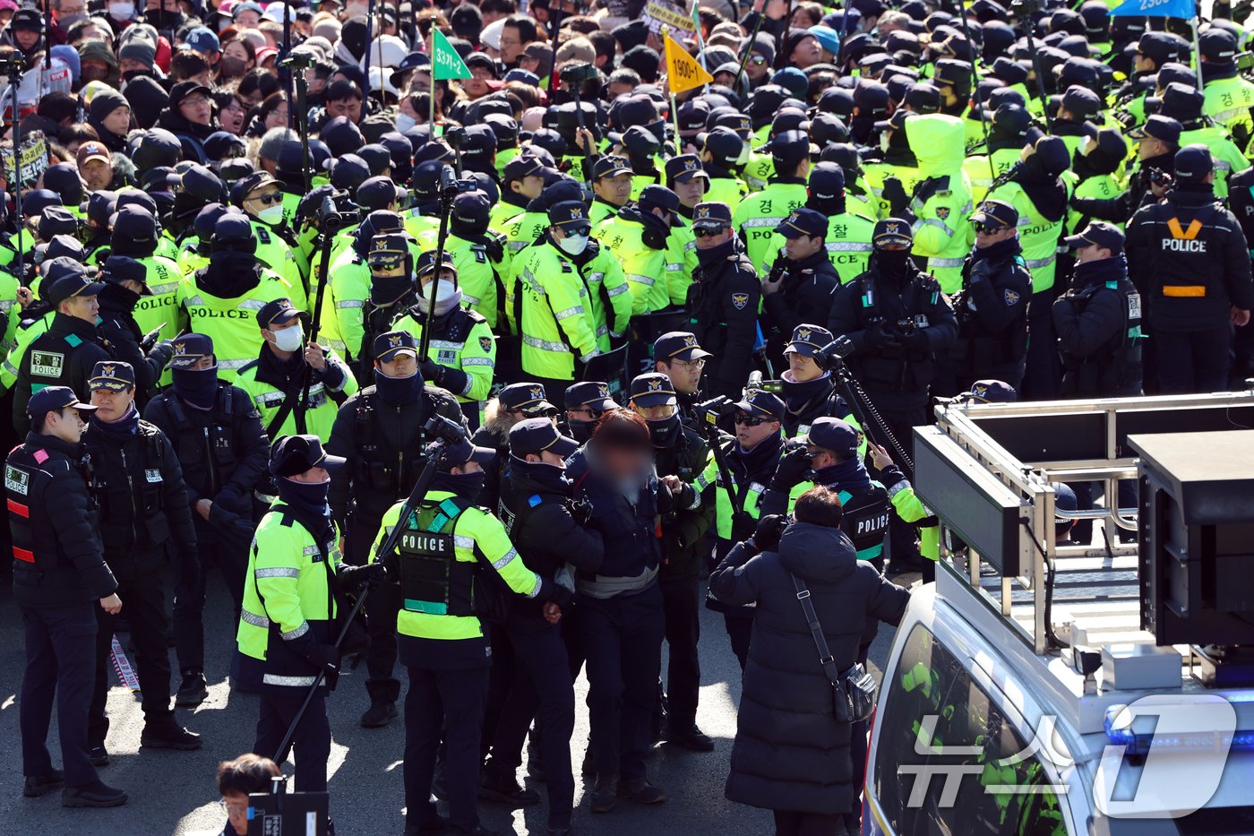 본문 이미지 - 4일 서울 용산구 대통령 관저 인근에서 윤석열 대통령 체포·탄핵 찬성 집회에 나선 민주노총 조합원이 관저 방향으로 행진을 시도하다 몸싸움을 벌인 후 경찰에 연행되고 있다. 이날 조합원 2명은 경찰관을 폭행해 공무집행방해 혐의로 현행범 체포됐다. 2025.1.4/뉴스1 ⓒ News1 황기선 기자