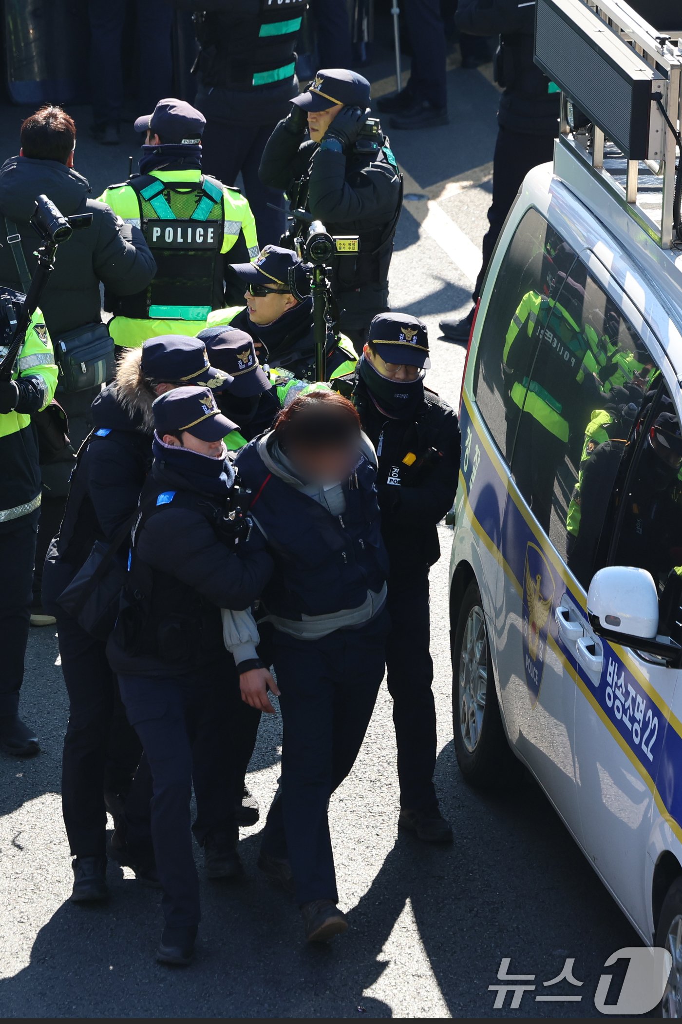 본문 이미지 - 4일 서울 용산구 대통령 관저 인근에서 윤석열 대통령 체포·탄핵 찬성 집회에 나선 민주노총 조합원이 관저 방향으로 행진을 시도하다 몸싸움을 벌인 후 경찰에 연행되고 있다. 이날 조합원 2명은 경찰관을 폭행해 공무집행방해 혐의로 현행범 체포됐다. 2025.1.4/뉴스1 ⓒ News1 황기선 기자