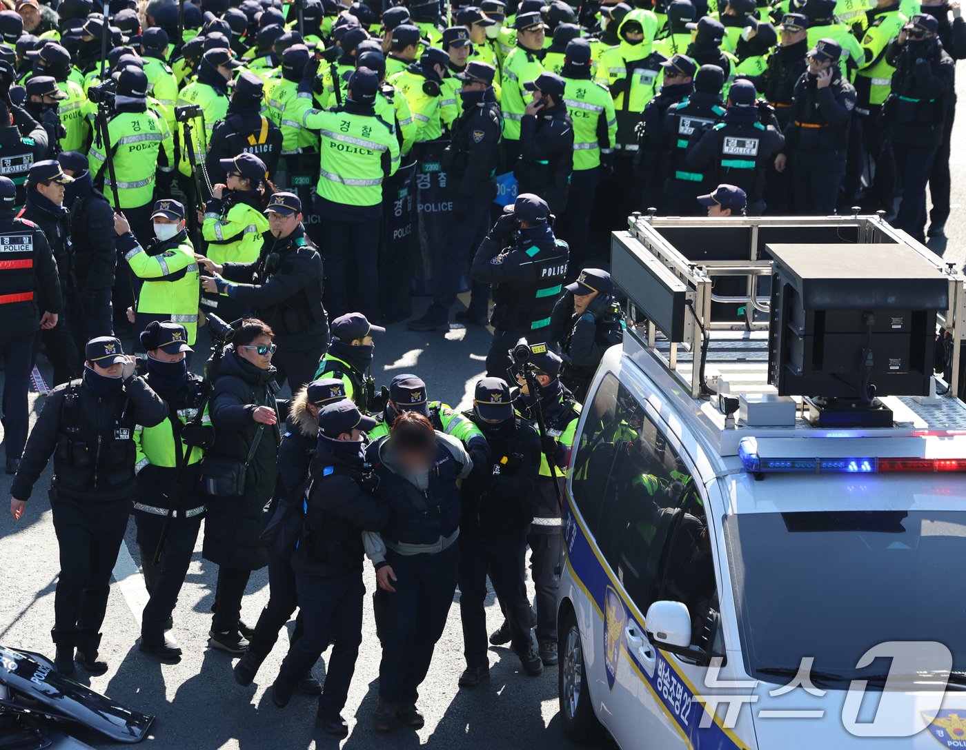 본문 이미지 - 4일 서울 용산구 대통령 관저 인근에서 윤석열 대통령 체포·탄핵 찬성 집회에 나선 민주노총 조합원이 관저 방향으로 행진을 시도하다 몸싸움을 벌인 후 경찰에 연행되고 있다. 이날 조합원 2명은 경찰관을 폭행해 공무집행방해 혐의로 현행범 체포됐다. 2025.1.4/뉴스1 ⓒ News1 황기선 기자