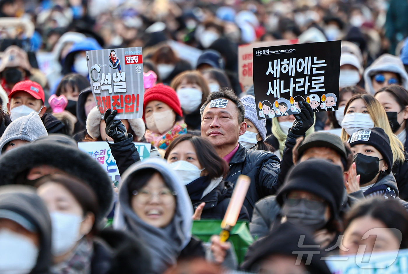 (서울=뉴스1) 김도우 기자 = 4일 오후 서울 광화문 일대에서 열린 ‘윤석열 즉각퇴진-사회대개혁 비상행동 범시민대행진’에서 참가자들이 윤 대통령의 파면 등을 촉구하며 구호를 외치 …