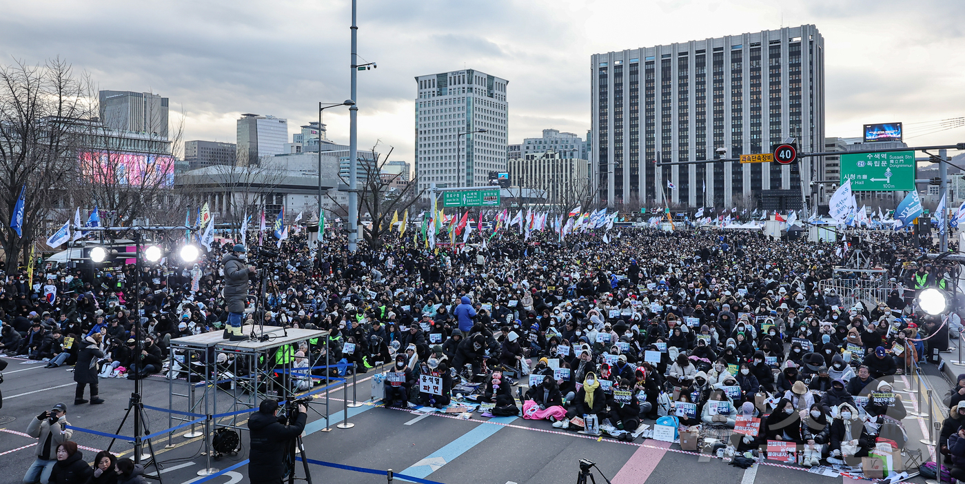 (서울=뉴스1) 김도우 기자 = 4일 오후 서울 광화문 일대에서 열린 ‘윤석열 즉각퇴진-사회대개혁 비상행동 범시민대행진’에서 참가자들이 윤 대통령의 파면 등을 촉구하며 구호를 외치 …