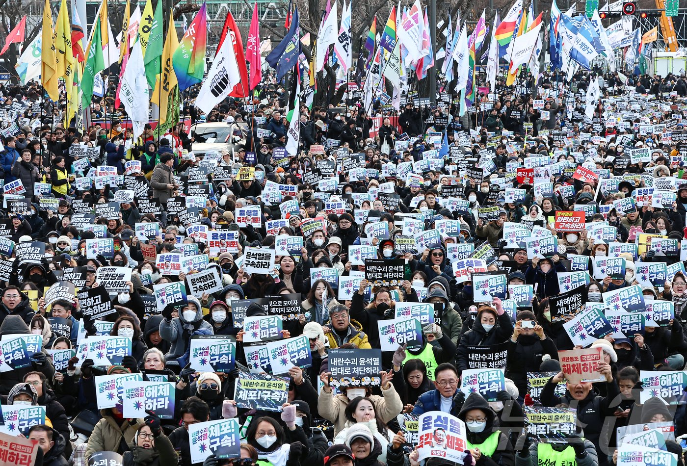 본문 이미지 - 4일 오후 서울 광화문 일대에서 열린 ‘윤석열 즉각퇴진-사회대개혁 비상행동 범시민대행진’에서 참가자들이 윤 대통령의 파면 등을 촉구하며 구호를 외치고 있다. 2025.1.4/뉴스1 ⓒ News1 김도우 기자