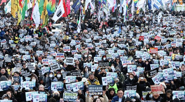 2025년 첫 주말, '尹 탄핵 찬성·반대' 둘로 갈라진 광화문