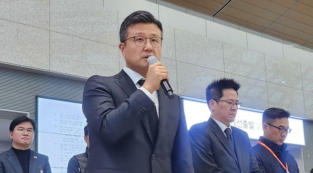 유족에게 사과히는 고준 AK홀딩스 대표