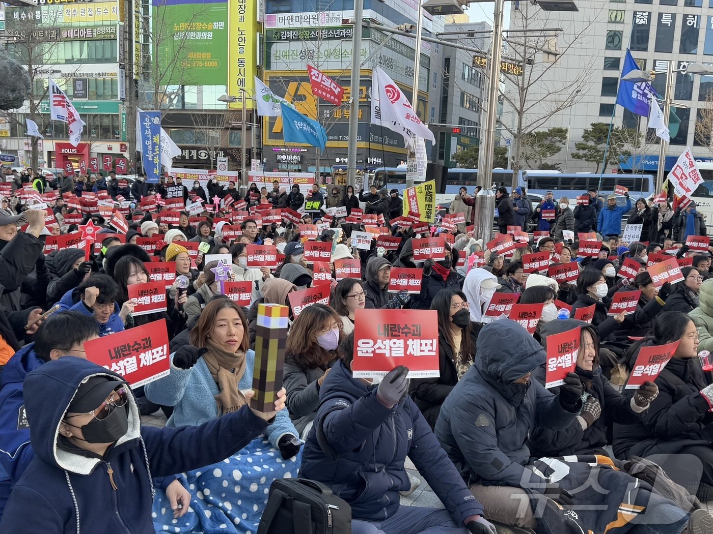 4일 오후 4시 울산 롯데백화점 앞 광장에서 제주항공 여객기 참사 희생자 추모와 함께 윤석열 탄핵 촛불집회가 열리고 있다.2025.1.4./뉴스1 김세은 기자